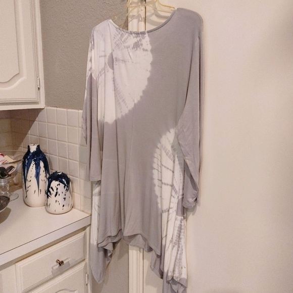 NWOT Belldini Gray and White Tie Dye Long Sleeved Flared Hem Tunic XL. - Picture 6 of 10